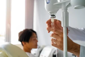 Enfermeiro fazendo infusão medicamentosa em paciente, destacando o papel da automação hospitalar.
