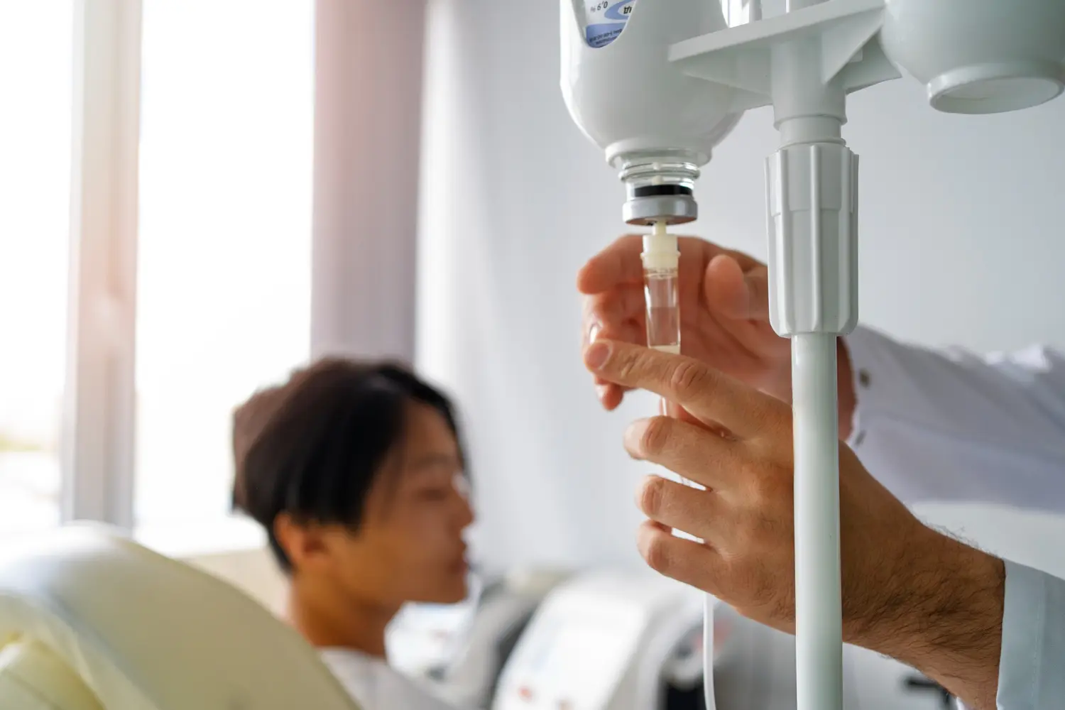 Enfermeiro fazendo infusão medicamentosa em paciente, destacando o papel da automação hospitalar.
