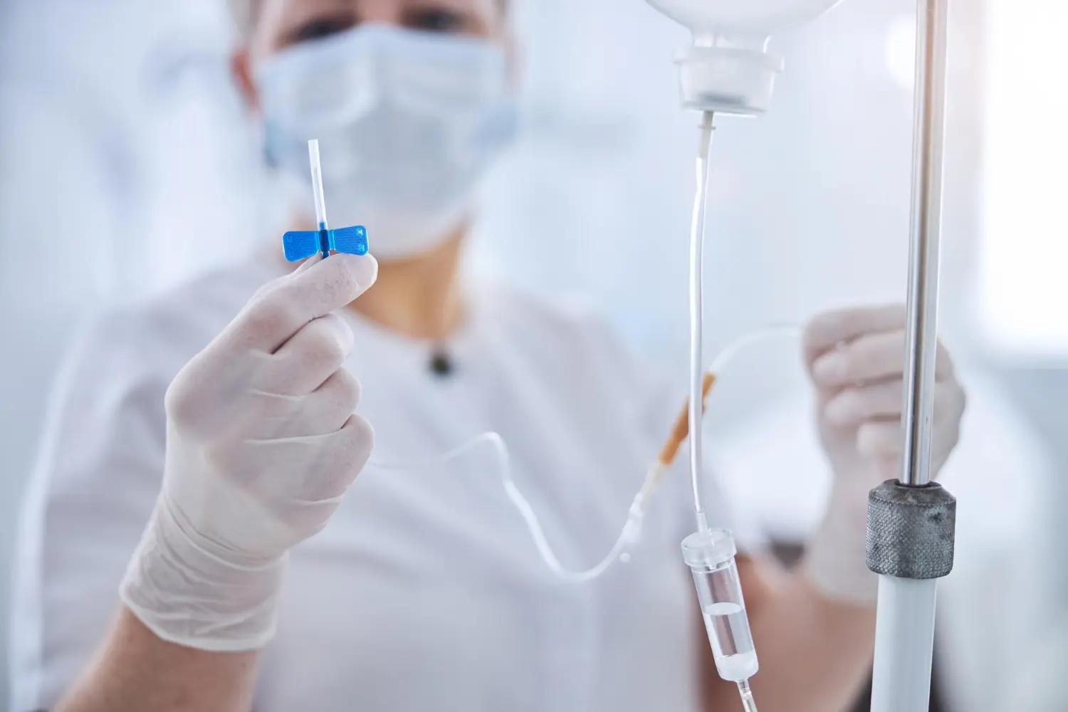 Enfermeira fazendo a calibração de infusão intravenosa e aplicando os cuidados com equipamentos hospitalares