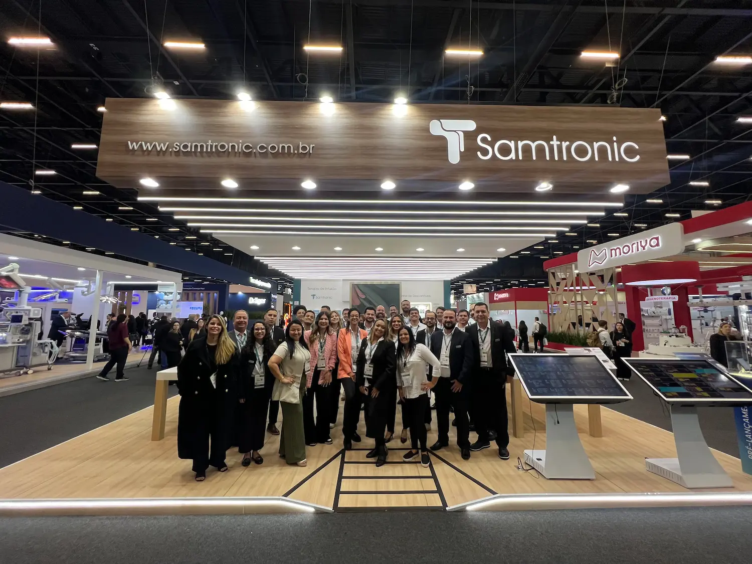 Equipe Samtronic reunida no estande da Feira Hospitalar 2025
